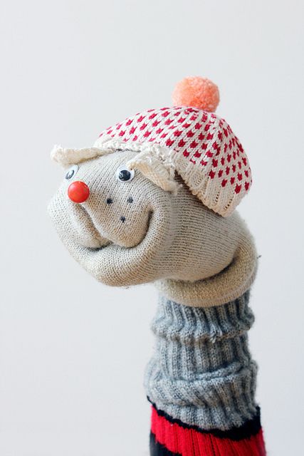 This guy is too cute - older kids could probably make him, youngers could play but you need to be careful sewing on the eyes and nose! Diy Sock Puppets, Puppet Design, Sock Puppets, Sock Toys, Diy Socks, Sock Crafts, Sock Animals, Hand Puppets, Craft Activities