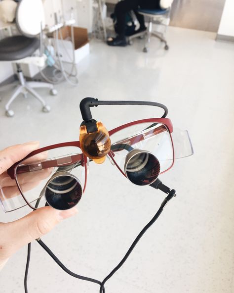 Dental Loupes Dentistry, Loupes Dental Hygiene, Dentist Career, Dentist Aesthetic, Dental Loupes, Dentist Assistant, Dental Ideas, Dental Hygiene Student, Best Home Office Desk