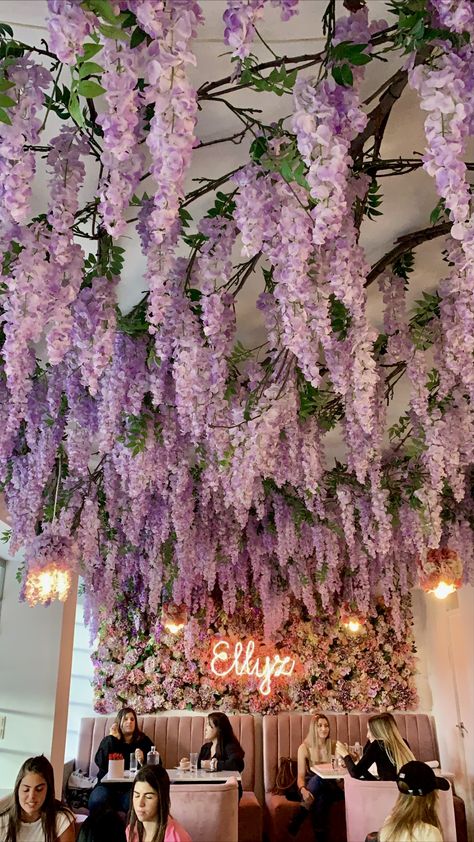 Flower Ceiling, Fairy Room, Store Design Boutique, Flower Installation, Salon Interior Design, Cafe Interior Design, Hanging Flowers, Restaurant Interior Design, Salon Decor