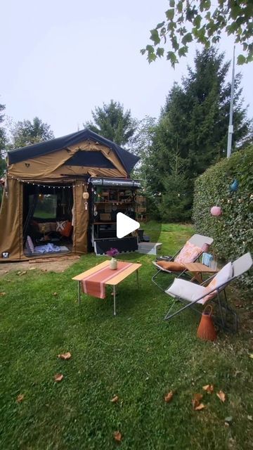 DACHZELTNOMADEN on Instagram: "Das ist mal ein traumhaftes Dachzelt-Anhänger Setup im Tinyhouse Feeling. 😍 Das Vorzelt hat sogar echtes Wohnzimmer Vibe. 🥰 So kann man es aushalten. 

Wenn du noch mehr den diesem cooles Setup sehen möchtest, dann schau mal hier auf dem Kanal vorbei: 😉
⛺️🎬 by @zelten_mit_klimbim

Und noch mehr coole Setups findest du auf unserem YouTube Kanal und auf unserer Homepage (Link im Profil)👆

P.S. Du suchst noch das passende Dachzelt für dein nächstes Abenteuer❓️ Das ist deine Chance:

Du kannst dir die Dachzelte zum Mega Rabatt Preis sichern, die sich aktuell noch auf den Plattformen in den einzelnen DACHZELT DÖRFERN befinden 🏕🥰 
Cool, oder? 

Du hast Fragen?
mail@dachzelt-dorf.com

www.dachzeltnomaden.com/shop
(Den Link zur Homepage findest du auch im Prof Glamping, Rv, Camping, On Instagram