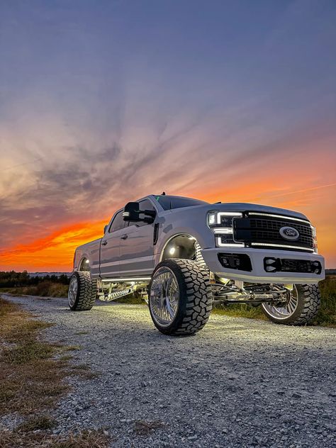 Truck Ford F150, Dodge Lifted Trucks, High Lifted Trucks, White Truck Aesthetic, Ford F-250, Black Lifted Trucks, 2024 Trucks, Cute Trucks, Raised Trucks