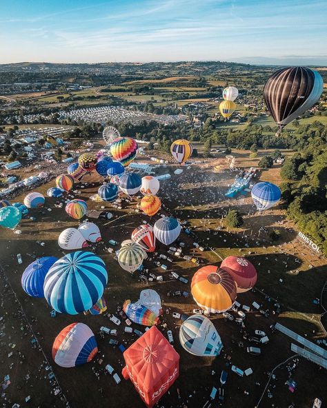 Best of Bristol on Instagram: “🌟 Bristol Balloon Fiesta is back this summer! August 12-15th 2021 🌟 One of the most iconic events in the UK is returning and aiming to put…” Pop Fest Co Balloons, Bunol Spain, Hot Balloon Festival, Bristol Balloon Fiesta, Albuquerque Balloon Festival, Summer August, Franklin Homes, Deja Vu, August 12