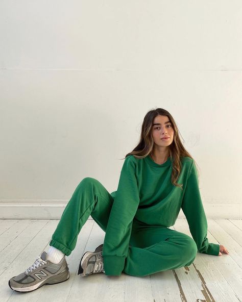 BRUNA 🐻🇱🇧 on Instagram: “wearing @noisymay LUPA sweatsuit 💚 #noisymay” Outfit Inspo New Balance, Green Sweatpants Outfit, Green Sweatsuit, New Balance Outfits, Quarantine Outfit, Green Sweatpants, Pants And Top, Green Joggers, Style Mood Board