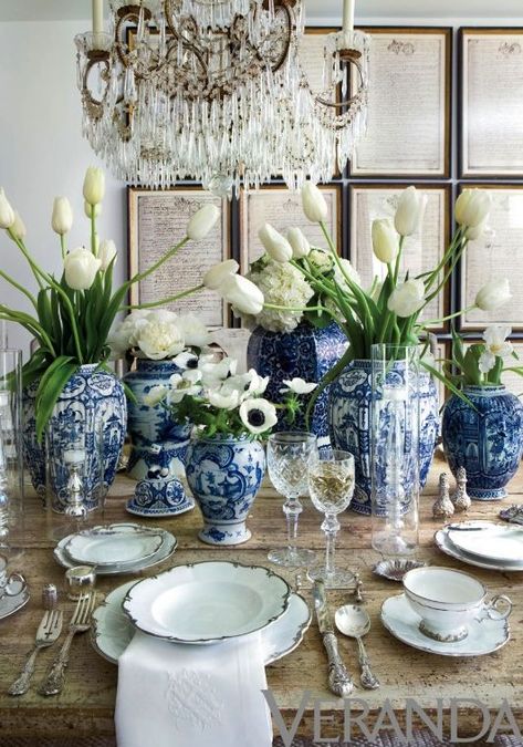 Veranda A collection of blue and white Chinese porcelain creates a stunning centerpiece. Blue And White Dishes, Blue And White Vases, Flowers In Vases, Aerin Lauder, Glamour Decor, White Ginger Jars, Blue And White Chinoiserie, Blue White Decor, Blue And White Vase