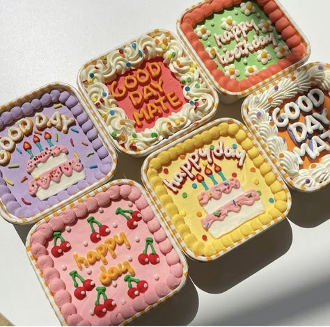 Kue Macaroon, Bolo Vintage, Cube Cake, Tiny Cakes, Pastel Cakes, Mini Cakes Birthday, Bento Cake, Pretty Dessert, Cute Baking