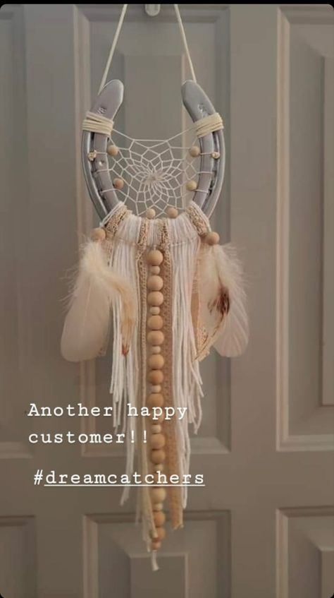 I do not own this picture Horseshoe Dream Catcher, Horseshoe Macrame, Horseshoe Ideas, Horseshoe Crafts Projects, Cowboy Stuff, Horseshoe Decor, Horseshoe Crafts, Macrame Wall Hanging Diy, Horse Shoes