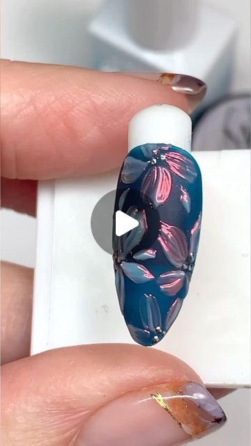 3d Top Coat Nail Art, Chrome Flower Nails Designs, Nail Art Real Nails, Reverse Chrome Nails, Nail Chrome Designs, Chrome Flower Nails, Chrome Design Nails, Monochrome Nail Art, Chrome Elements