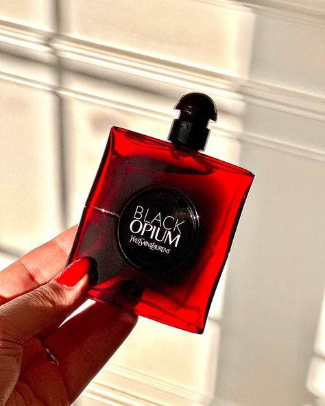 Perfume Black, Red Perfume, Fragrances Perfume Woman, Fragrances Perfume, Still Life, Cherry, Black And Red, Vision Board, Fragrance