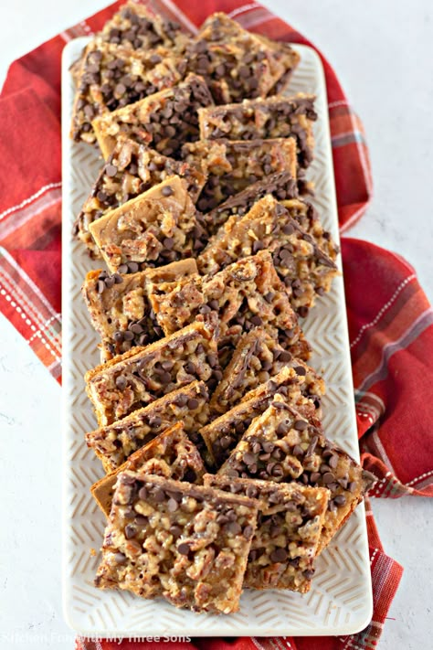 Graham Cracker Toffee is an incredibly easy to make sweet treat that is perfect for snacking, holidays, parties, or gift giving. Crisp graham crackers covered in homemade pecan toffee and mini chocolate chips--no one will believe how simple this mouth-watering recipe is! #toffee #candy #chocolate #pecans Graham Cracker Bars, Graham Cracker Butter, Pecan Toffee, Graham Cracker Toffee, Chocolate Pecans, Chocolate Covered Graham Crackers, Graham Cracker Recipes, Cracker Candy, Graham Cracker Cookies