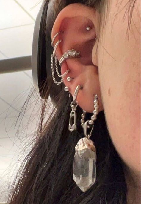 Ear Piercing Set Up Goth, Heavily Pierced Ears, Ušný Piercing, Dream Piercings, Cool Ear Piercings, Pretty Ear Piercings, Cool Piercings, Ear Style, Cute Piercings