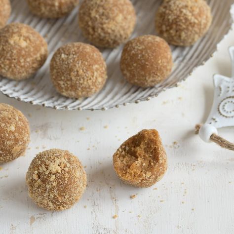 No Bake Christmas Honey Balls (Czech Medovníkové koule) - Cook Like Czechs Honey Truffles, Honey Balls Recipe, Honey Balls, Toffee Cookie Recipe, No Bake Christmas, Bake Christmas, Dye Clothes, Sweet Condensed Milk, Cookie Balls