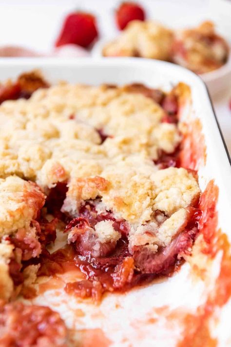 Cobbler Strawberry, Rhubarb Desserts Recipes, Strawberry Rhubarb Recipes, Strawberry Rhubarb Cobbler, Rhubarb Cobbler, Fruit Desserts Easy, Strawberry Crunch, Cobbler Topping, Rhubarb Desserts