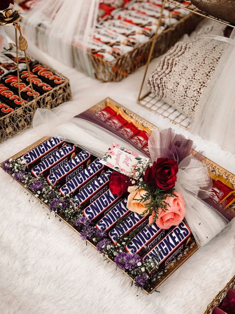 Chocolate Packing Ideas Gift For Wedding, Chocolate Tray Decoration Wedding, Baat Pakki Gifts, Choclate Packing Ideas Gift, Baat Pakki Ideas, Gift Hamper Ideas, Baat Pakki, Wedding Gift Hampers, Hamper Ideas