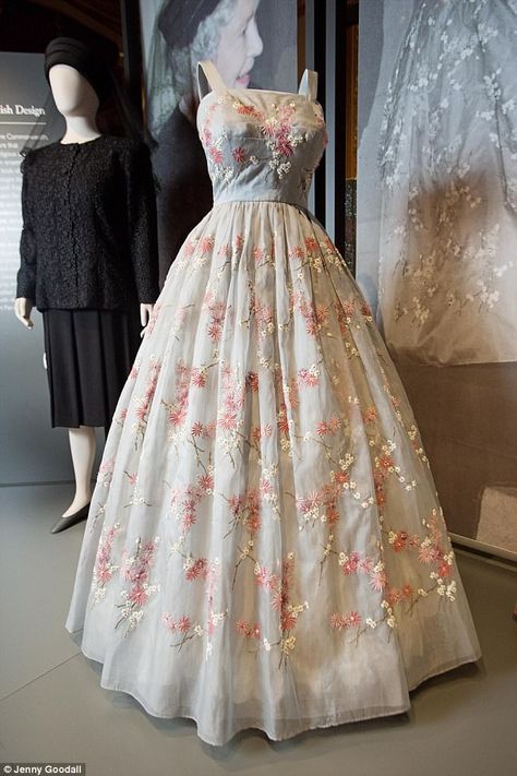 A Hardy Amies evening gown worn by the Queen in Nova Scotia in August 1959 Coronation Gown, Royal Gowns, Queen Dresses, Reine Elizabeth, Queen Fashion, Royal Dresses, Elisabeth Ii, Vintage Gowns, Grad Dresses