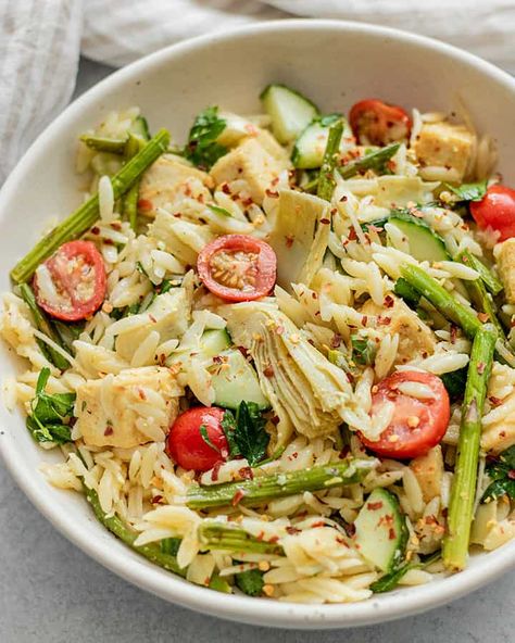 Roasted Garlic Orzo Salad (vegan & healthy) – Plant Based RD Garlic Orzo, Loaded Salad, Roasted Garlic Dressing, Vegan Noodles Recipes, Healthy Vegan Dinner Recipes, Garlic Dressing, Healthy Vegan Dinner, Tempeh Recipes, Salad Vegan