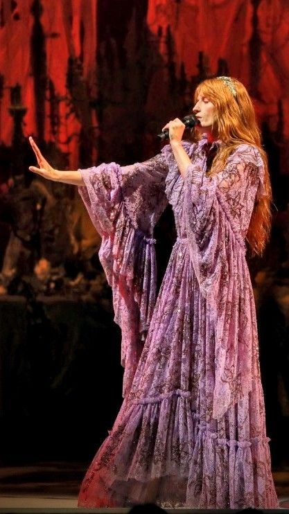 Florence Welch Style, Most Creative Halloween Costumes, Halloween Costumes 2022, Florence And The Machine, Round Of Applause, Florence The Machines, Florence Welch, Halloween This Year, Creative Halloween Costumes