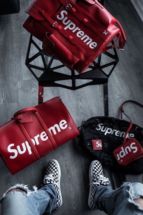 Supreme Lv, Supreme Clothing, Mode Hip Hop, Supreme Bape, Hypebeast Fashion, Supreme Wallpaper, Men With Street Style, Beastie Boys, Luxury Sneakers