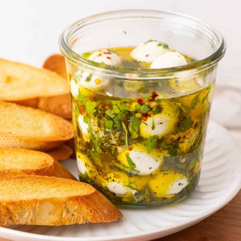 Easy Marinated Mozzarella Balls Recipe with Herbs -Seasoned and Salted Mozzarella Balls Recipe, Marinated Mozzarella Balls, Salted Recipes, Marinated Mozzarella, Mozzarella Balls, Antipasto Platter, Pasta Sides, Herb Recipes, Bread Snacks