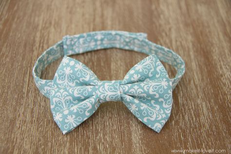 Little Boy Bowtie: the QUICK and EASY version --- Make It and Love It Syprosjekter For Nybegynnere, Bow Tie Template, Perlengkapan Bayi Diy, Toddler Bow Ties, Homemade Bows, Boy Sewing, Baby Bowtie, Diy Bebe, Diy Baby Gifts