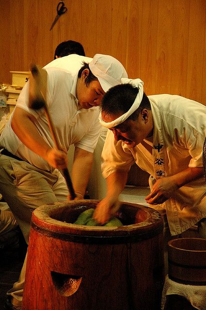 Making mochi: Pounding rice cakes is one way to burn calories before indulging! Mochi Japan, Mochi Making, Making Mochi, Japan Traditional, Japanese Culture Traditional, Rice Maker, Japanese New Year, Glamour World, Japanese Chef