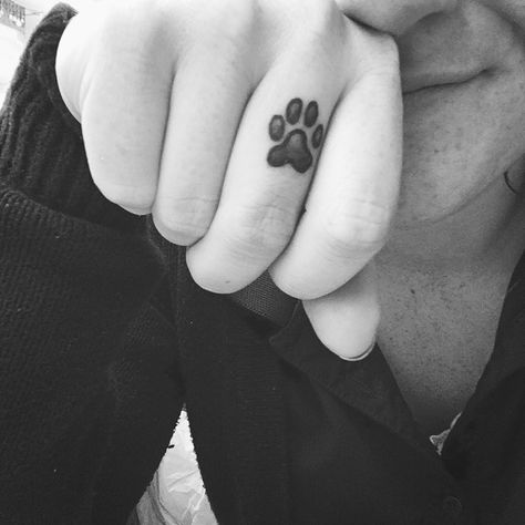 Dog paw tattoo On fingers Dog Paw Finger Tattoo, Paw Tattoo On Finger, Dog Finger Tattoo, Best Friends Tattoo, Sawyer Brown, Pet Tattoos, Animal Wedding, Tattoo Leggings, Friends Tattoo