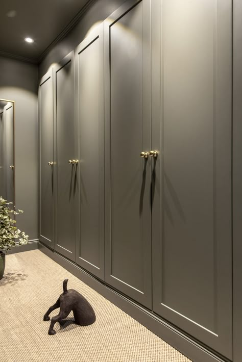 Closet Con Tv, Bedroom Built In Wardrobe, Mudroom Decor, Wardrobe Door Designs, Wardrobe Designs, Wardrobe Interior Design, Modern Luxury Bedroom, Wardrobe Room, Build A Closet