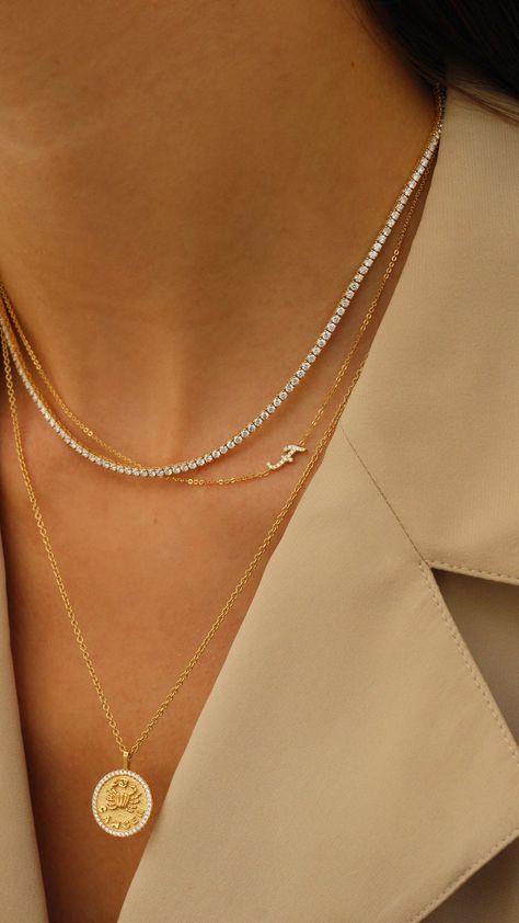 18k gold diamond Hepburn choker.  ﻿5.46cts diamonds  #AKHCK Gold Pendant Necklace Layered, Casual Diamond Necklace, Julery Necklaces, Gold Dainty Necklace Stack, Diamond Necklace Stacking, Blake Lively Jewelry, Vintage Aesthetic Jewelry, Trend Accessories 2024, Acssesories Trend 2024