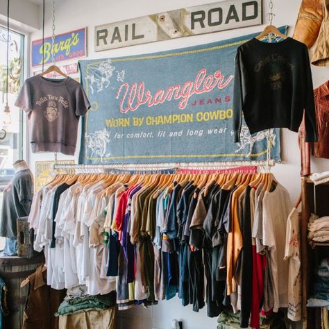 Thrift Store Aesthetic, Melrose Avenue Los Angeles, Vintage Store Ideas, Melrose Avenue, Vintage Stores, T Shirt Store, Living Vintage, Vintage Lifestyle, Vintage Shopping