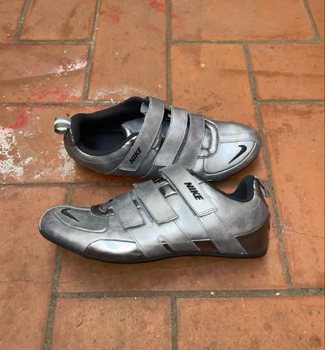 00s Shoes Sneakers, Nike Ballet Shoes, Vintage Prada Shoes, Vintage Sneakers Outfit, Bella Hadid Shoes, Nike Vintage Shoes, Archive Sneakers, Ballet Sneakers, Vintage Nike Shoes