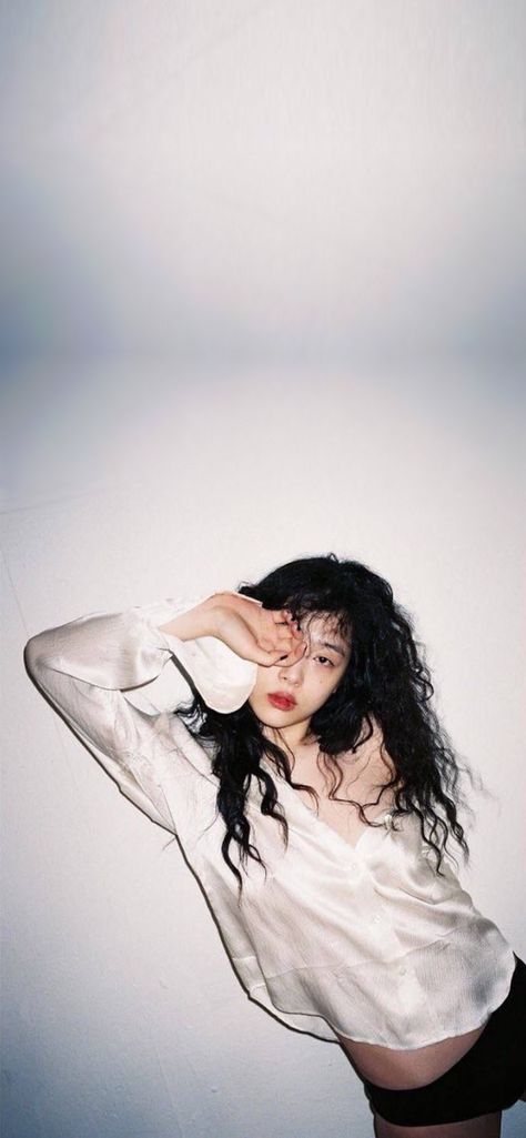 Sulli Wallpapers, Sulli Choi, Iphone Black, Pretty Angel, Gray Aesthetic, I Miss Her, Kids Wallpaper, Black Wallpaper, Figurative Art