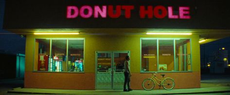 Red Rocket – [FILMGRAB] Red Rocket Movie, A24 Aesthetic, Film Baby Driver, Sean Baker, Croissant Donut, Sam Peckinpah, South Of Heaven, Beautiful Cinematography, Video Mood