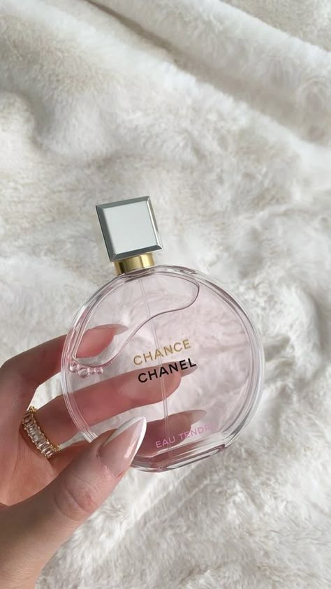 Perfume Dior, Perfume Chanel, Chanel Aesthetic, Parfum Chanel, Fragrances Perfume Woman, Dior Perfume, Perfume Collection Fragrance, Chanel Perfume, Perfume Scents