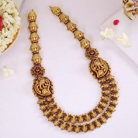 Be more traditional with this 22kt gold Antique long necklace beautified with the sculpting of Lakshmi studded with kemp stone. Light Weight Long Haram Gold, Stone Necklace Gold Indian, Long Haram Gold, Necklace Gold Indian, Antique Long Necklace, 22k Gold Necklace Set, Indian Gold Necklace, 22k Gold Necklace, New Gold Jewellery Designs