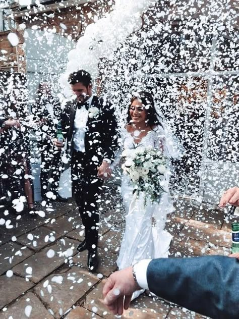 Talk about confetti goals! Our gorgeous couple nailed their confetti exit perfectly, opting for our all white biodegradable paper confetti. A pack of 50 handfuls was enough to create this magical moment! Confetti Wedding Exit, Wedding Toss, Confetti Photos, Biodegradable Confetti, Wedding Send Off, White Confetti, Petal Confetti, Wedding Exits, Wedding Confetti