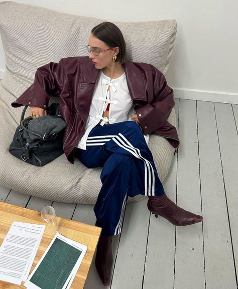 Juxtaposition Fashion, Adidas Track Pants Outfit, Looks Adidas, Track Pants Outfit, Adidas Hose, Street Style Outfits Casual, Look Adidas, Moda Paris, Adidas Track Pants