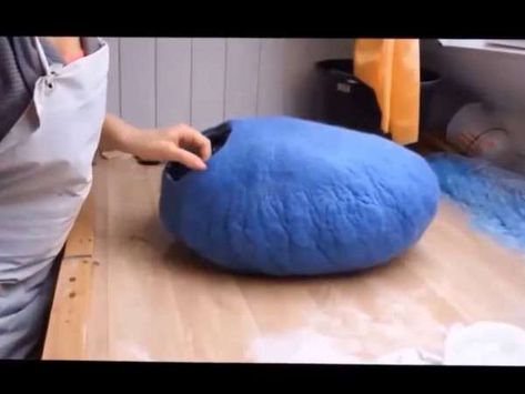 How To Make A DIY Felted Cat Cave – Felting Cat Pod, Diy Cat Bed, Felted Cat, Wool Cat, Wet Felting Projects, Needle Felting Tutorials, Cat Hammock, Knitted Cat, Cat Cave