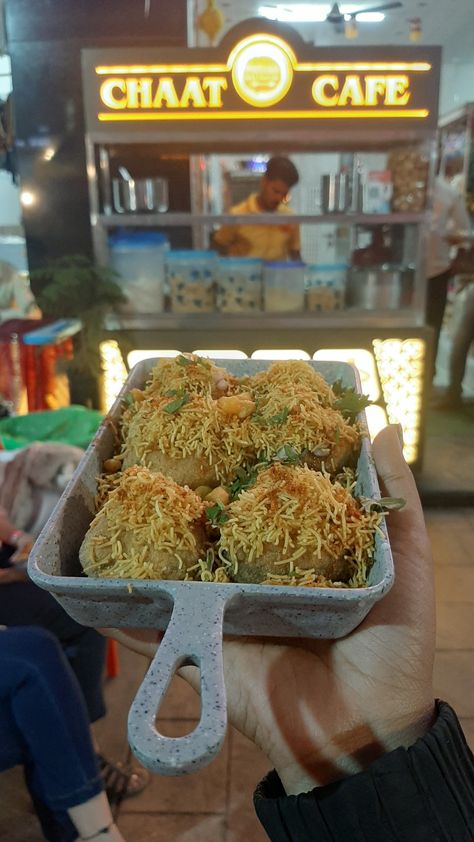 Pani puri Pani Puri Stall, Chaat Street Food, Street Food India, Food Stall Design, Menu Card Design, Stall Design, Fav Place, Pani Puri, Stall Designs