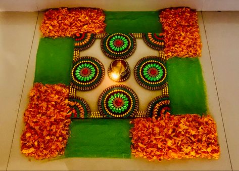 Rangoli Designs In Square Shape, Wall Creative Design, Rangoli With Flowers, Flowers Rangoli, Floating Flower, Rangoli Colours, Diwali Decorations At Home, Flower Decorations Diy, Diwali Craft