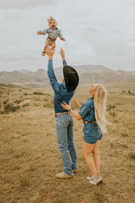 Family Rodeo Outfits, Cowboy Family Pictures Outfit, Family Goals Country, Western Desert Family Photoshoot, Western Style Family Photoshoot, Western Spring Family Pictures, Ranch Family Pictures, Family Western Photoshoot Outfits, Western Boho Family Photos