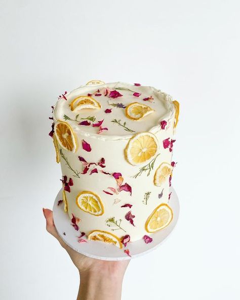 Summer Party Cake, Lemon Birthday Cakes, Cake Artwork, Lemon Wedding Cakes, Summer Birthday Cake, Flower Cake Decorations, Citrus Cake, Lemon Layer Cakes, Petal Cake