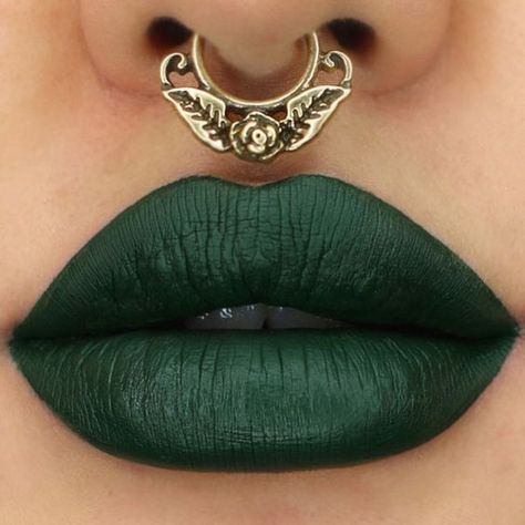 Make it matte or give it glitz with these gorgeous lipstick toppers. Drac Makens, Eyeshadow Green, Matte Make Up, Beautiful Lip Color, Best Lipstick Color, Lip Art Makeup, Green Lipstick, Green Lips, Orange Lips