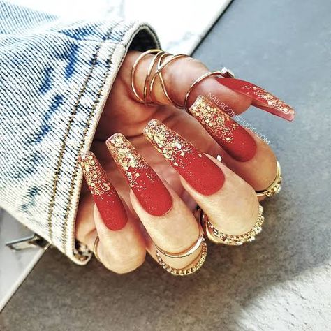 https://encrypted-tbn0.gstatic.com/images?q=tbn:ANd9GcRE6IoD7OLuiI9-9hPcusnJokSJ6HUPGD3P6g&usqp=CAU Nails Raspberry, Sophisticated Manicure, Red And Gold Nails, Nails With Gold, Gold Nail Designs, Silver Holographic, Gold Nail, Pink French, Brown Chocolate