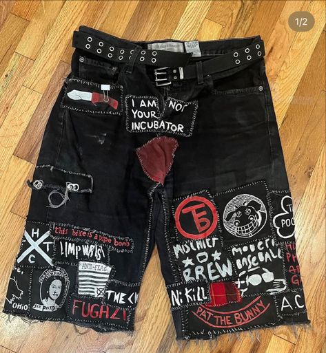 Alt Diy, Punk Clothes, Punk Shorts, Emo Clothes, Band Patches, Crust Punk, Punk Patches, Scene Outfits, Diy Jacket