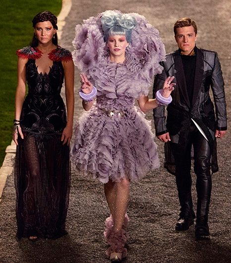 The 7 Best Fashion Moments From 'Catching Fire' Hunger Games Capitol, Games Outfits, Hunger Games Costume, Hunger Games Tributes, Hunger Games Outfits, Capitol Couture, Fire Costume, Hunger Games Fashion, Effie Trinket