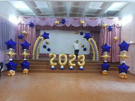 Balloon Stage Decorations, Graduation Stage Decorations Schools, Olympic Party Decorations, Vpk Graduation, Balloon Pillars, 5th Grade Graduation, Graduation Images, Pinning Ceremony, Graduation Party Diy