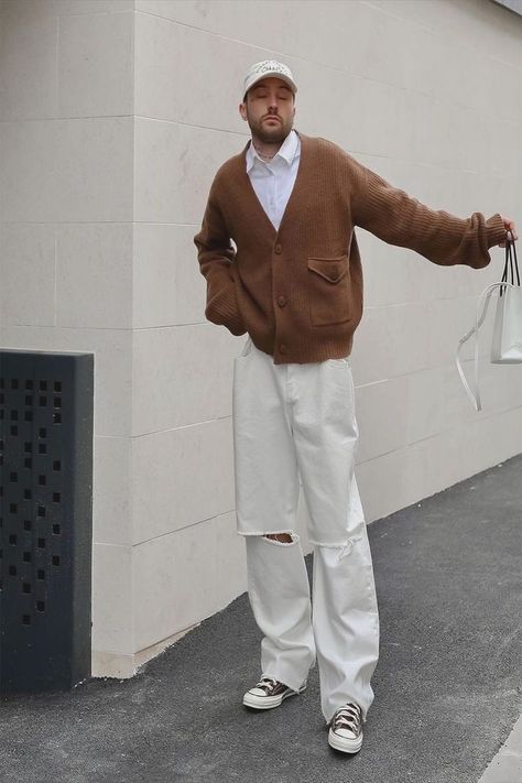 Khaki And Brown Outfit, Brown Cardigan Outfit Men, Brown Outfit Men, Cardigan Outfit Men, Brown Cardigan Outfit, Boy Street Style, Japanese Street Fashion Men, 70s Vogue, Streetwear High Fashion