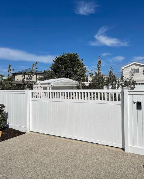 @mackgates on Instagram: “Hamptons style auto slider to compliment this lovely new build in Long Island, Frankston. Fabricated from 100x50 and 40x40 aluminium, to…” Country Style Fencing, Australian New Build Homes, Hamptons Fence Ideas, Hamptons Entry, Hamptons Fence, Veranda Railing, Hamptons Farmhouse, Victorian Exterior, House Fence Design