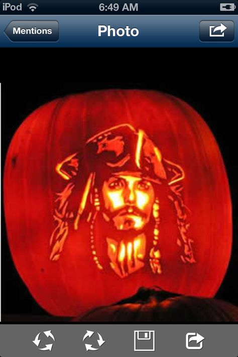 Captain Jack Sparrow. Unique Pumpkin Carving Ideas, Pumkin Carving, Disney Pumpkin, Amazing Pumpkin Carving, Creative Pumpkin Carving, Labu Halloween, Pumpkin Carving Patterns, Carved Pumpkin, Halloween Traditions