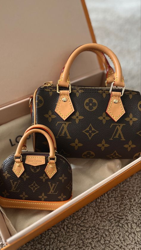 Kelly Bags, Expensive Purses, Luxurious Women, Sac Louis Vuitton, Sleek Hair, Expensive Bag, Luxury Bags Collection, Handbag Essentials, Bag Obsession