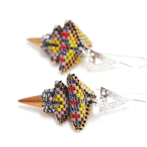 Geometric Beadwork Earring Design Geometric Beading, Spike Jewelry, Geometric Beadwork, Crochet Bracelet Pattern, Seed Bead Projects, Bead Inspiration, Beadwork Earrings, Earring Inspiration, Beadwork Designs